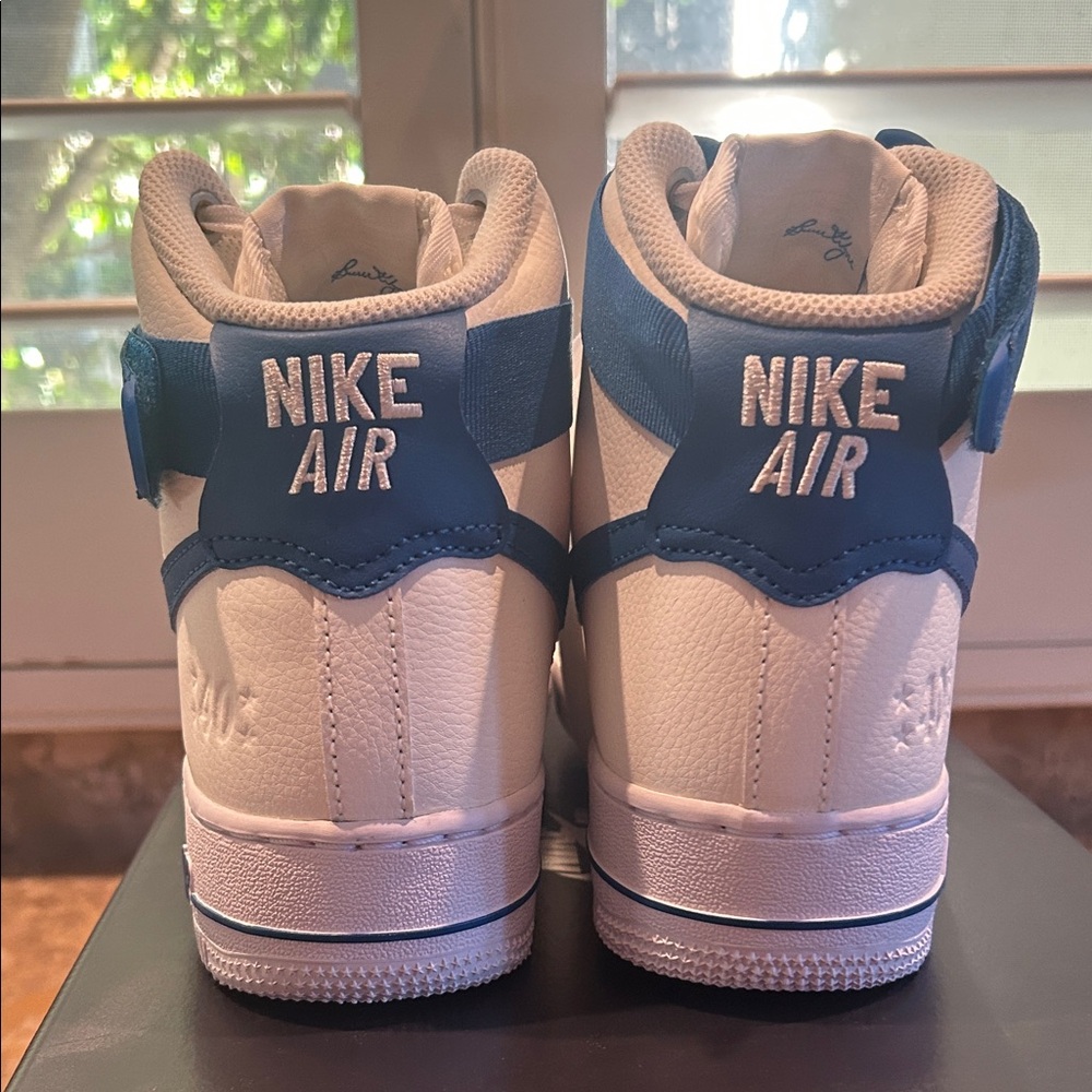 Nike Women’s  White and Blue Sneakers Size 8 - Picture 2 of 7